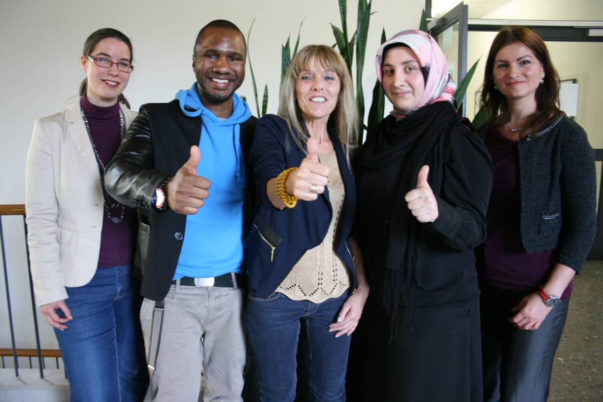  Karlsten Coleman, Bea Zeidler und Ayla Bucan haben sich aus der Langzeitarbeitslosigkeit befreit. Unterstützung erhielten sie dabei von den Beraterinnen des Jobcenters, Bettina Bommersbach-Rudnik und Christina Treutler. 