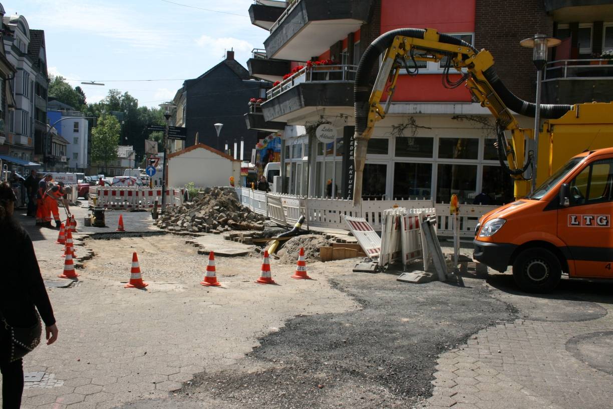  Zu den gewollten Baustellen kommen momentan in Mettmann auch die Reparaturarbeiten an geplatzten Wasserrohren hinzu. Auf der Freiheitstraße platzte Mittwochnacht eine solche. 