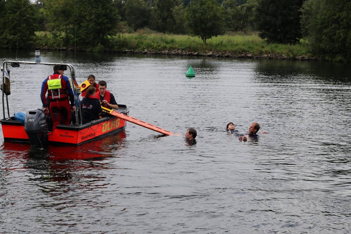  Das Spineboard wird zu Wasser gelassen, damit die gerettet Person darauf festgemacht und ins Boot geholt werden kann. 