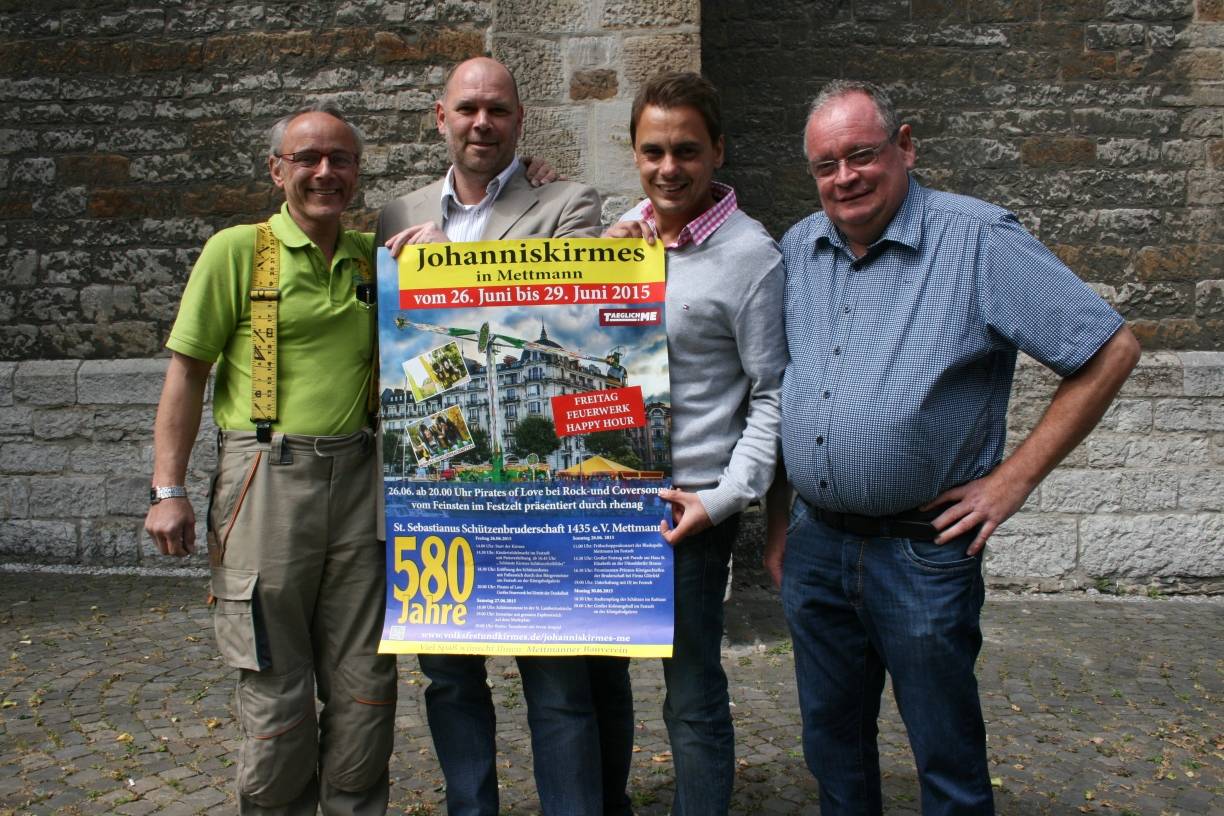  Oberst Stefan Prangenberg, 1. Geschäftsführer Andreas Themann, 3. Brudermeister Sascha Müller und Platzmeister Volker Stein präsentieren das Plakat der Johanniskirmes. 
