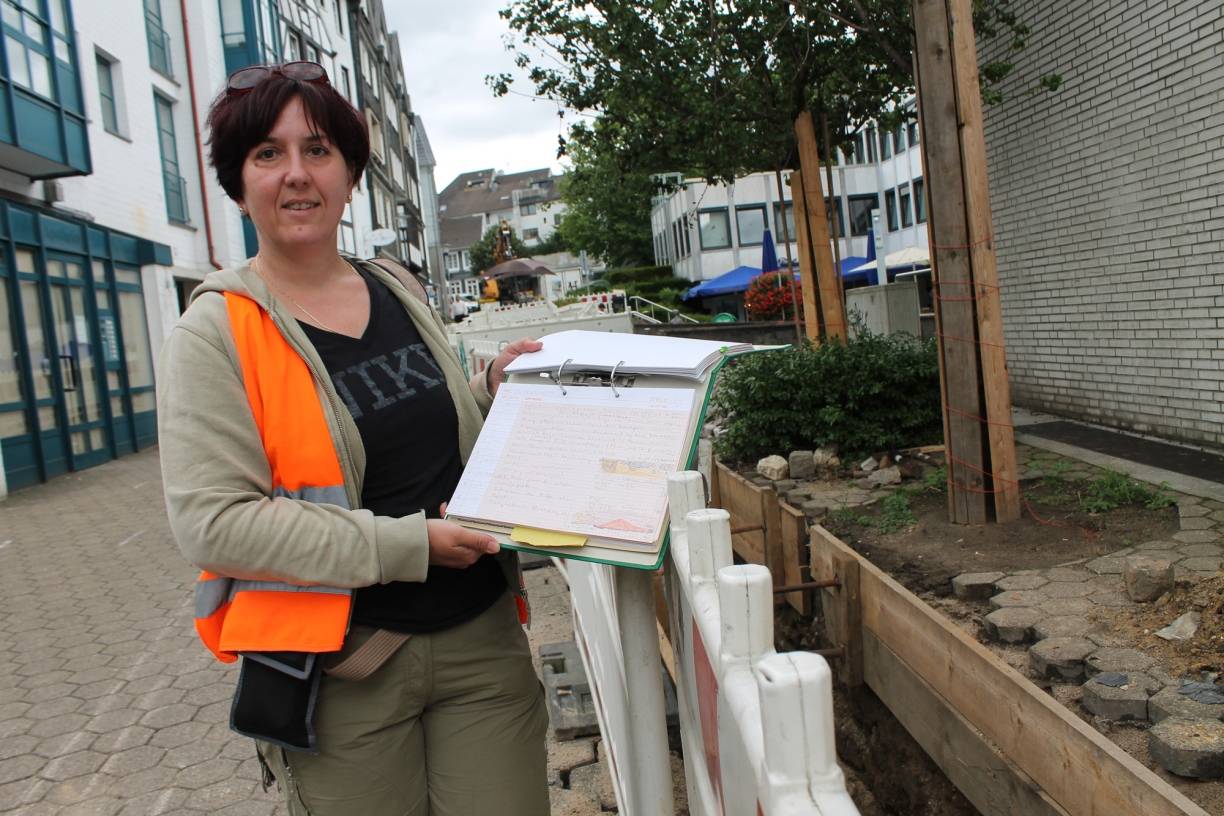  Dr. Tünde Kaszab-Olschewski begleitet als Archäologin die Bauarbeiten in der Innenstadt. 