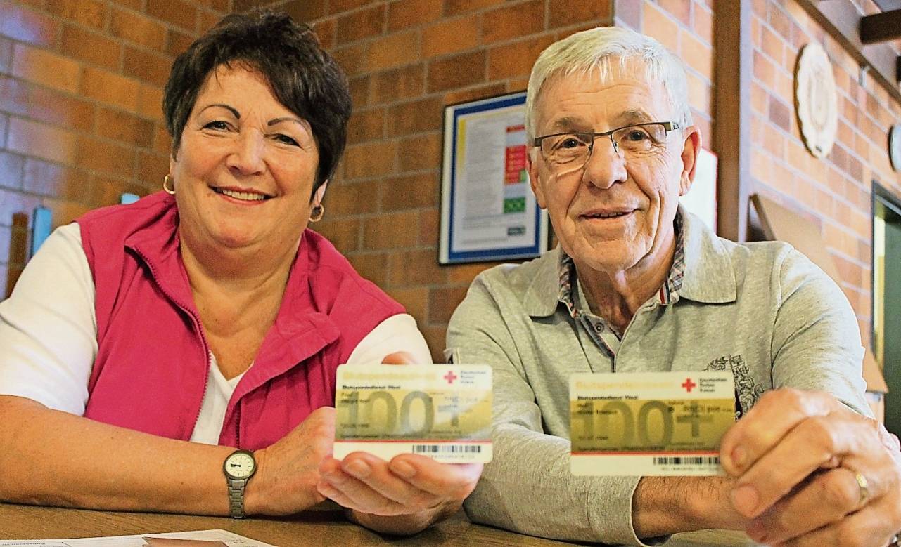  Margit Norf und Günter Bosbach sind Dauergäste beim DRK. Beide haben schon über 100 Mal Blut gespendet. Aufhören werden sie nicht. 
