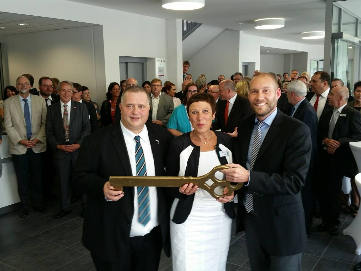  Geschäftsführer Marcus Kowalcyk (Arbeitsagentur), Geschäftsführerin Martina Würker (Jobcenter) und Bauherr Jens Kreiterling bei der offiziellen Schlüsselübergabe am vergangenen Freitag. 