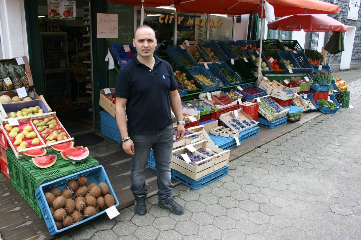 Ugur Baydar vor seinem Geschäft. Der Händler kehrt täglich vor seiner Tür, doch der viele Dreck auf der Kleinen Mühlenstraße macht ihn nur noch wütend. 