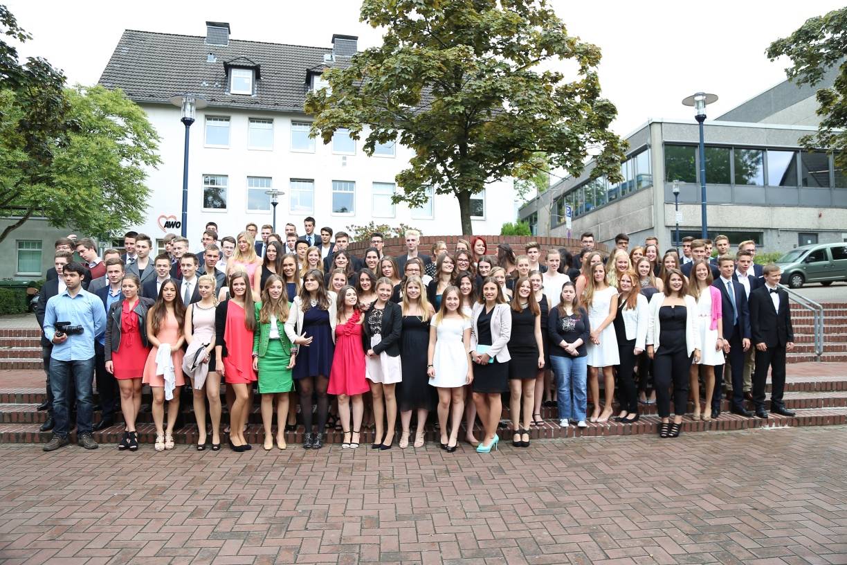  Die Schülerinnen und Schüler versammelten sich am Samstag vor der Stadthalle für ein Gruppenfoto. 