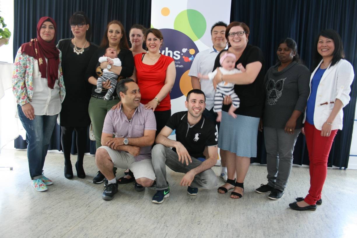  Gruppenbild mit Schülern und Dozentin: Die Teilnehmer des VHS-Deutschkurses stammen aus 12 Nationen. Der Kurs hat sie ganz fest zusammen geschweißt. 
