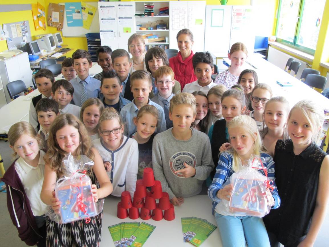  Die Kinder der Klasse 4a der GGS Herrenhauserstraße freuen sich über ihren Gewinn. 