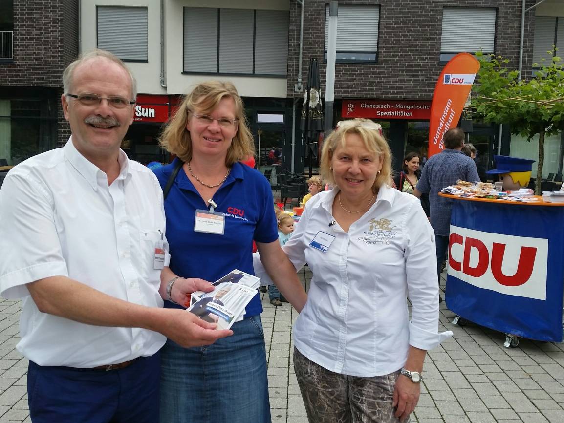  Norbert Danscheidt startete mit zahlreichen Walhelfern am vergangenen Samstag in seine Wahlkampfsphase. Unterstützung erhielt er auch von Ute Stöcker (rechts). 