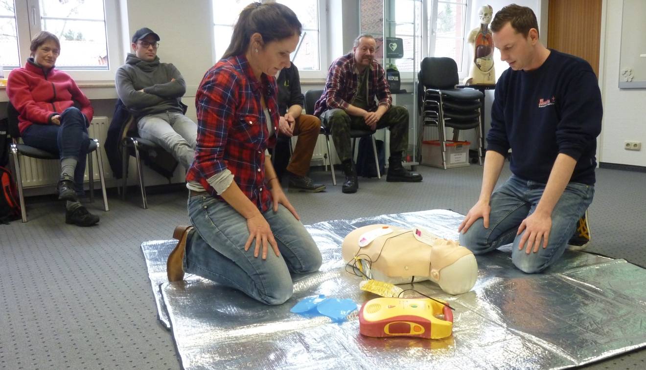  Auch eine Schulung am AutomatisiertenExternen Defibrillator (AED) gehört zumKursinhalt. 