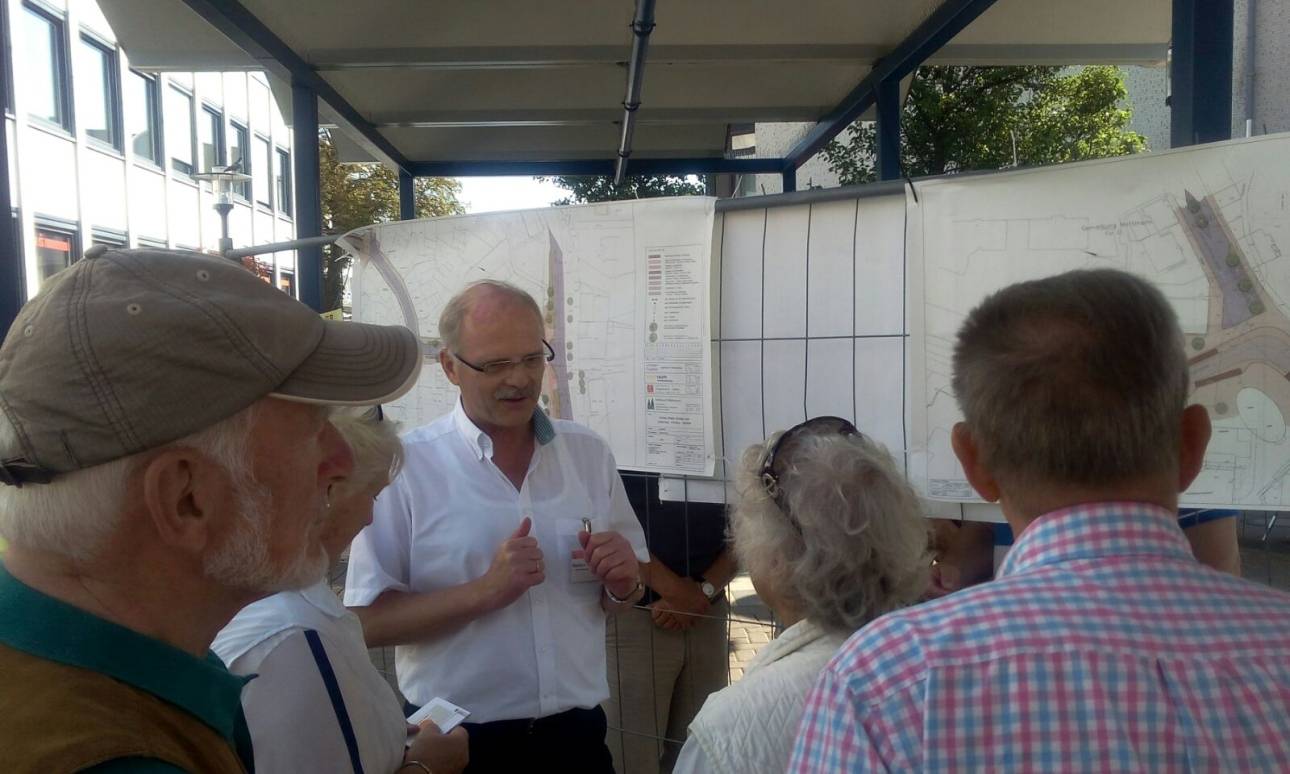  Norbert Danscheidt diskutierte am Samstag mit Mettmanner Bürgern unter dem Waschbrett. 