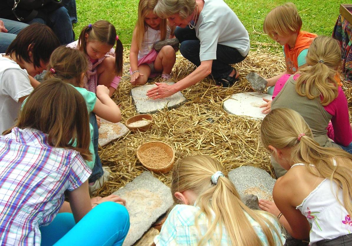  Die Kinder können Steinzeitbrot backen. 