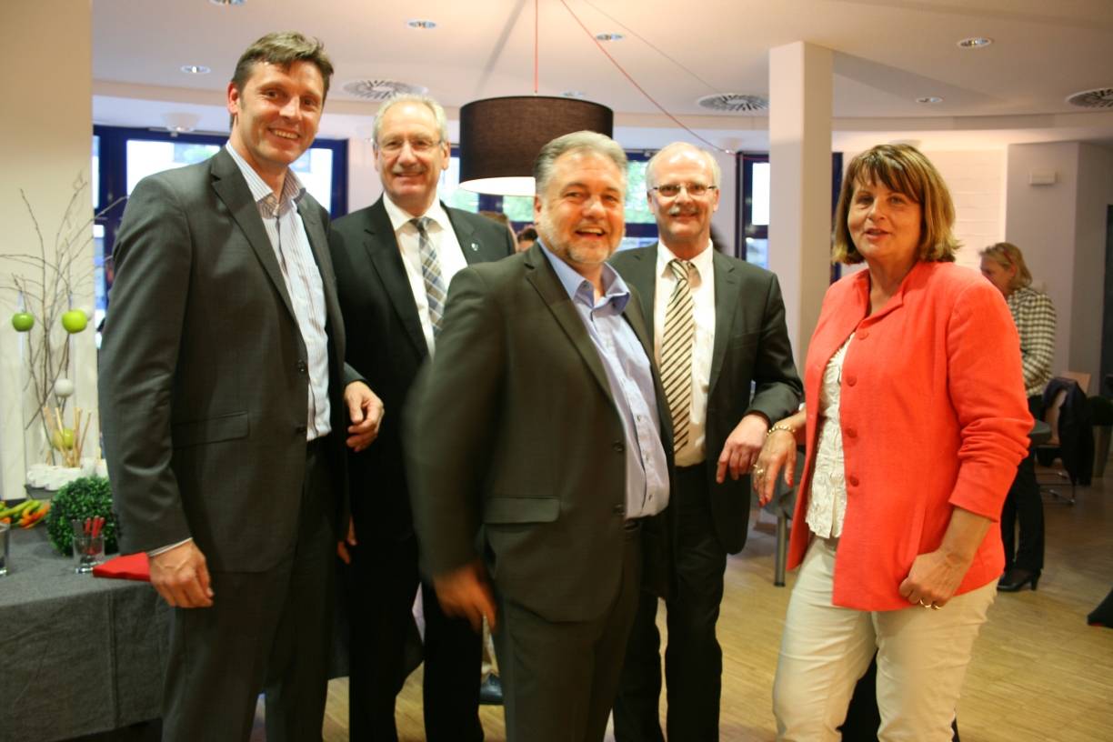  Axel Ellsiepen (links) mit dem amtierenden Bürgemeister Bernd Günther und den drei anwesenden Bürgermeisterkandidaten Andrea Rottmann, Thomas Dinkelmann und Norbert Danscheidt.  