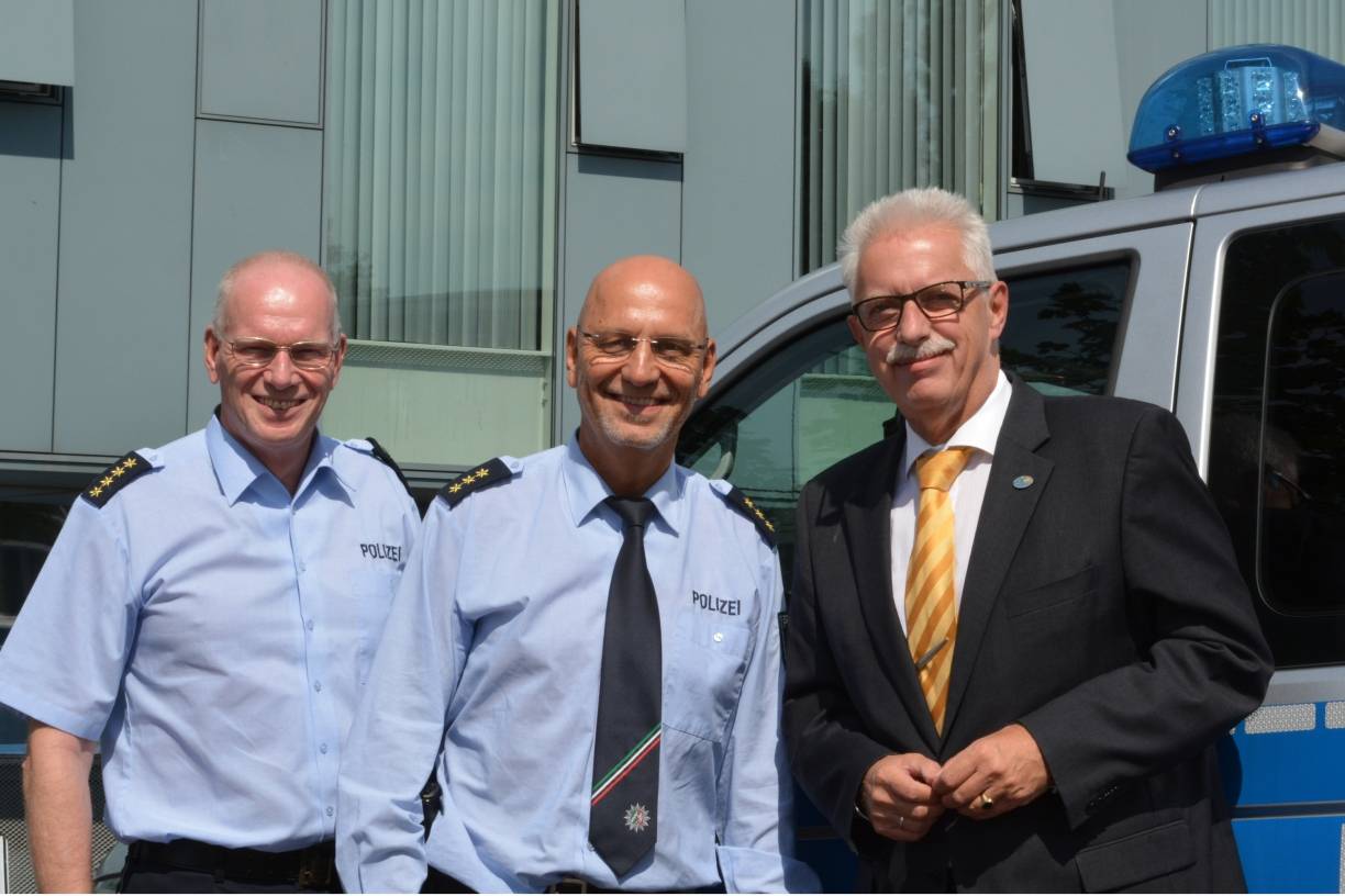  Landrat Thomas Hendele und der Leiter der Abteilung Polizei im Kreis Mettmann, Ulrich Koch, begrüßen den neuen Polizeidirektor Rolf-Peter Hoppe. 