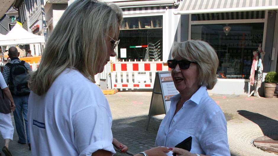 Schaufenster-Mitarbeiterin Martina Regge und Margarete Papenhoff vom Mettmanner...
