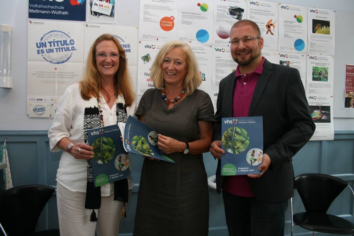  Dr. Doris Wauschkuhn, Barbara Lorenz-Allendorff und Thomas Krause präsentieren das neue VHS-Programm. 