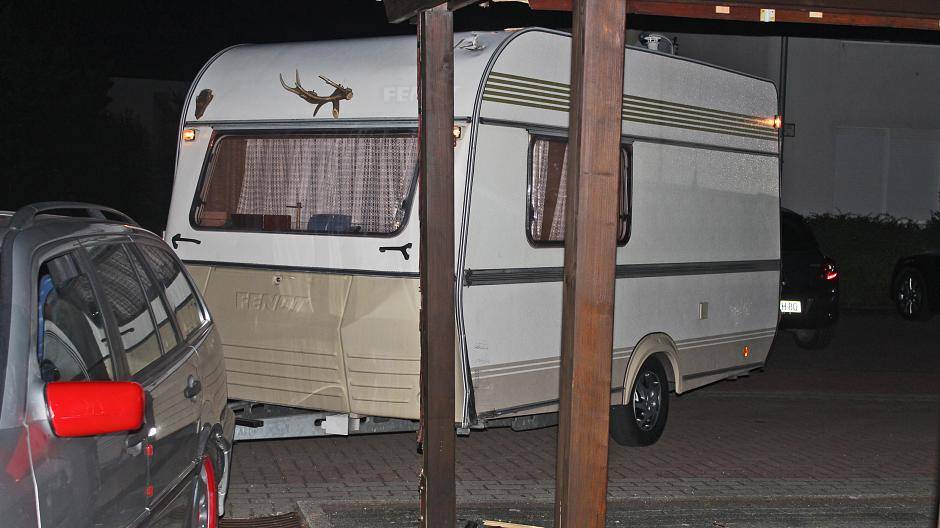 Unfall mit Wohnwagen und Carport