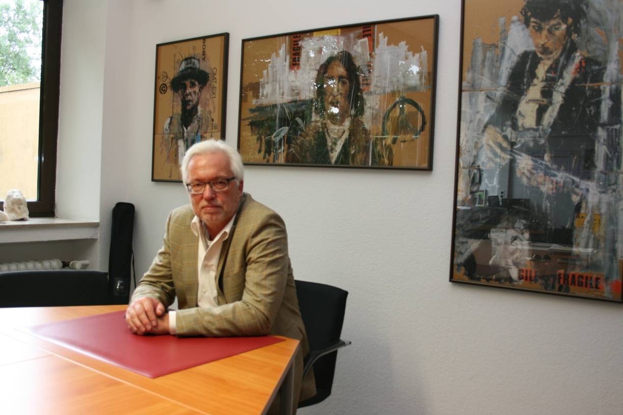 Beuys, Lennon und Dylan an der Wand: Rudolf Kirschner in seinem Schulleiterbüro. 