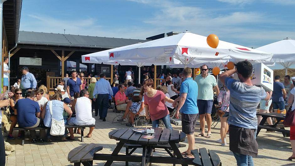 Große Eröffnungsfeier: Road Stop in Mettmann