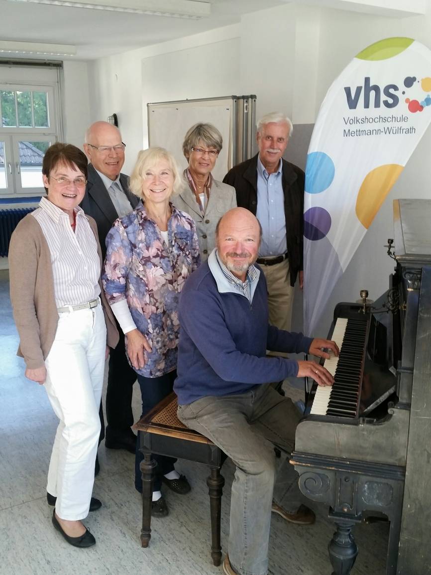  Kursteilnehmer Carola Paass, Jürgen Hammer, Margret Volmert, Gisela und Dr. Klaus Adler gratullierten dem Jubilar Karl- Heinz Kensche (vorne). 