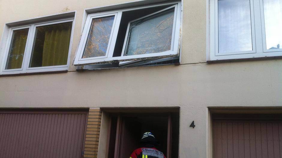 Verpuffung reißt Küchenfenster aus der Verankerung