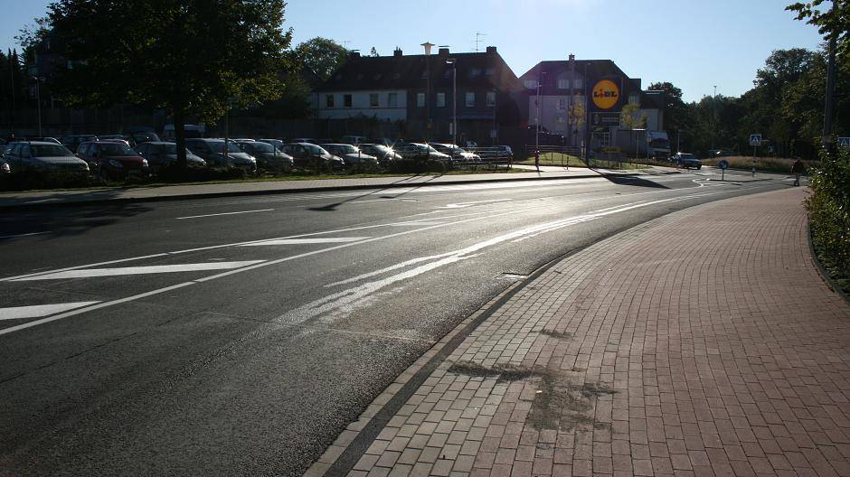 Sehen Sie weitere Fotos der neuen Straße und der feierlichen...