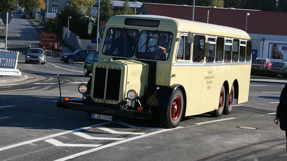 Ein Schnauzenbus der Rheinbahn aus dem Jahr 1929 wurde für die Eröffnung zur...