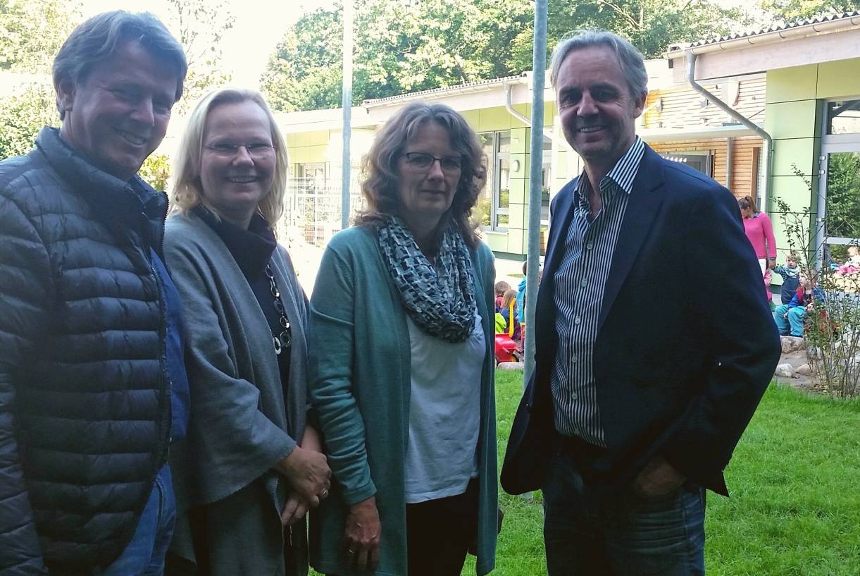 (v.l.): Architekt Gottfried Meerkamp, Einrichtungsleiterin Alexandra Töpfer, Klaudia Beck (Jugendamt) und Klaus Faulheber- Birghan (Caritas Bereichsleiter Kinder, Familie, Senioren). 