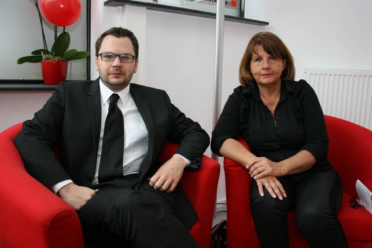  Bei Florian Peters und Andrea Rottmann ist die Stimmung gedrückt. Schwarz tragen die Genossen jedoch wegen einer Beerdigung, die sie heute besuchen. 