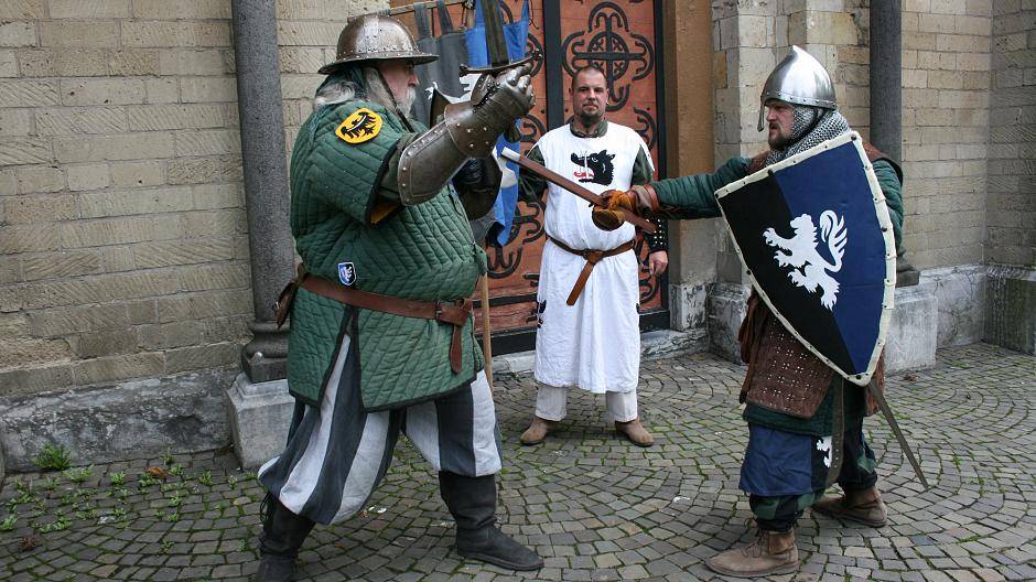 Die Ritter werden die Besucher des Ritterfestes an beiden Tagen mit ihrem Lager sowie...