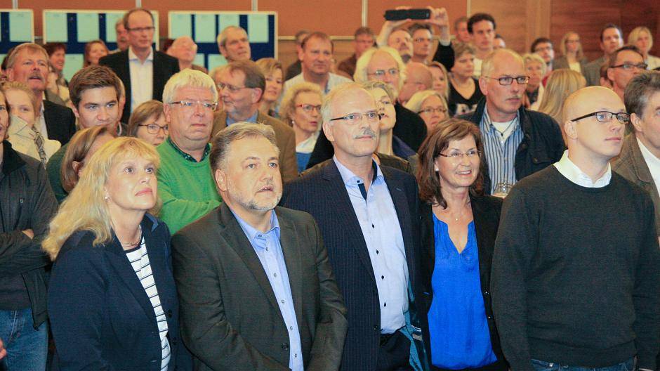 Vorher hatten beide gebannt die Verkündung der Ergebnisse aus den Wahlbezirken...