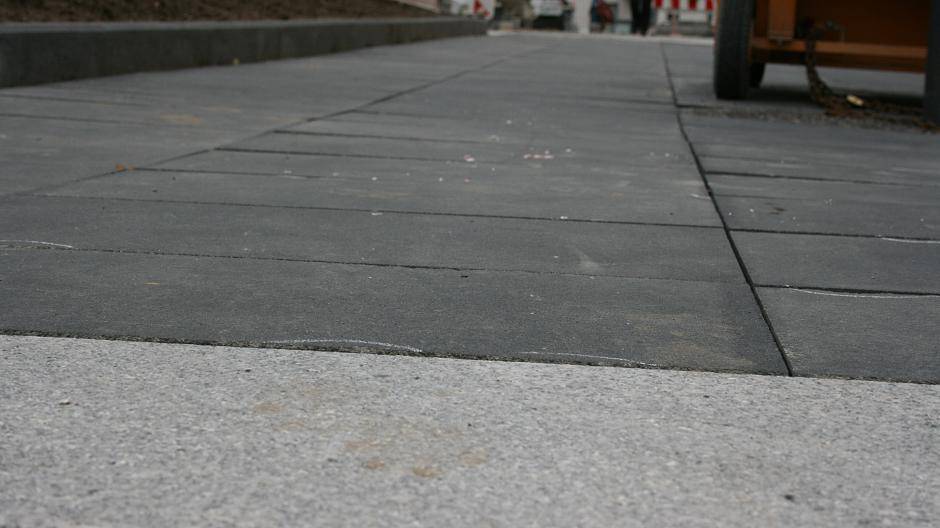 Die Platten, die Königshoftreppe mit Lavalplatz verbinden, sind teilweise bereits...