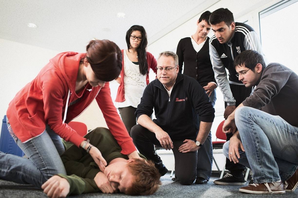  Im Erste-Hilfe-Kurs werden lebensrettende Maßnahmen gelehrt. 