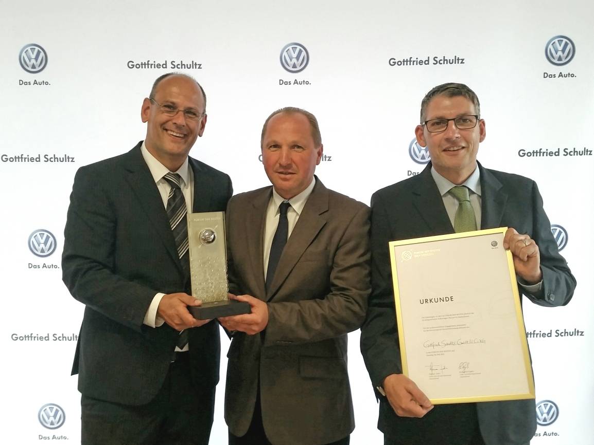  Starke Partner für Mettmann: Gottfried-Schultz-Centerleiter Martin Pöller, Verkaufsleiter Robert Merchel und Serviceleiter Gorden Reineke wurden von VW ausgezeichnet. 