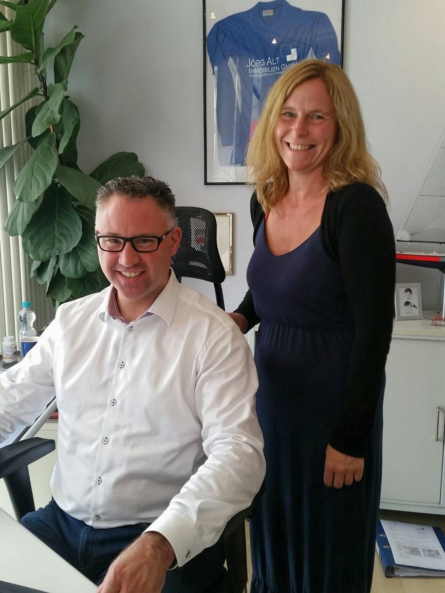 Immobilienfachmann Jörg Alt und Mitarbeiterin Britta Twiste. 