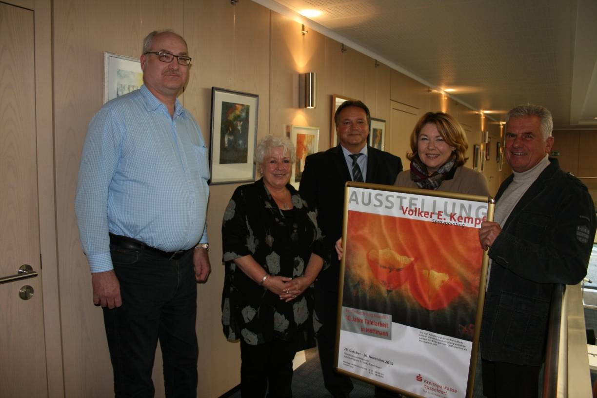  Rüdiger Marx (li.) hat die Kunstdrucke von Volker E. Kempf (re.) erstanden. Der Verkaufserlös kommt der Mettmanner Tafel zu Gute. Irmgard von der Heiden-Alfing von der Diakonie, Esther Dittmann-Günther von der Tafel und Thomas Döring eröffneten die Ausstellung. 