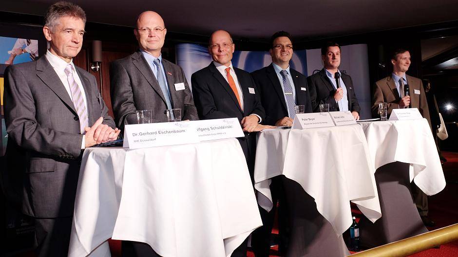Auf dem Podium v.l.: Dr. Gerhard Eschenbaum, Wolfgang Schuldzinski, Peter Beyer, Michael...