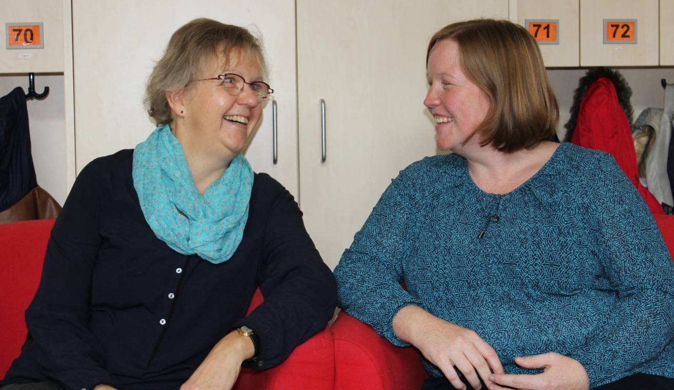  Patten Marion Wippermann (l.) und Daniela Hohmann im Eingangsbereich der Begegnungsstätte. 