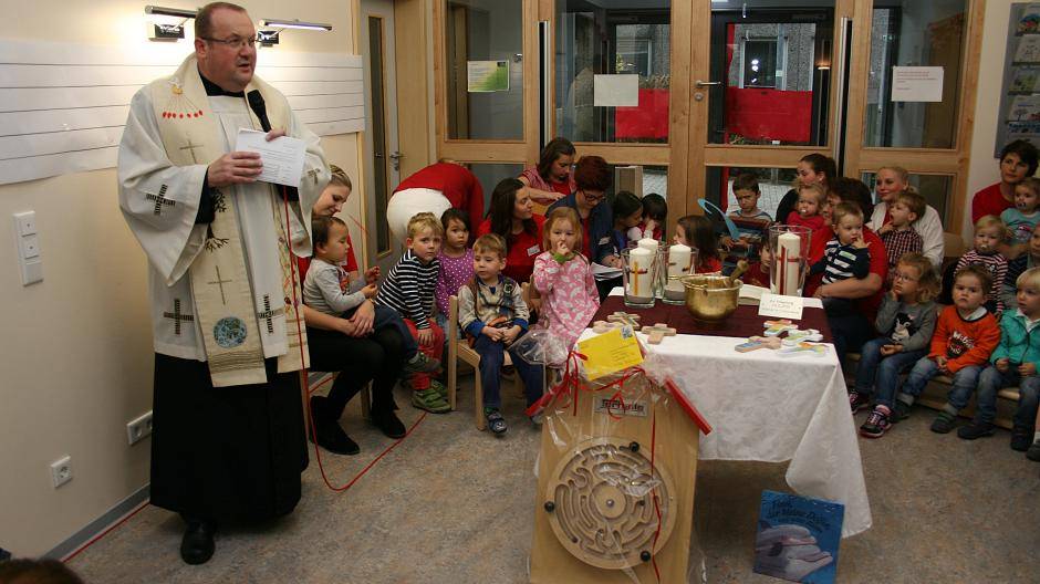 Mit einem Kindergottesdienst weihte Pfarrer Herbert Uhlmann den Kindergarten...