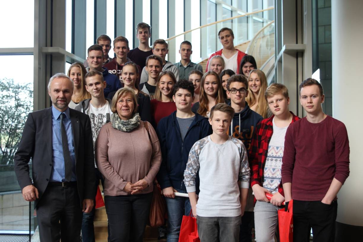 Schülerinnen und Schüler aus Mettmann zu Besuch bei Manfred Krick im Landtag
