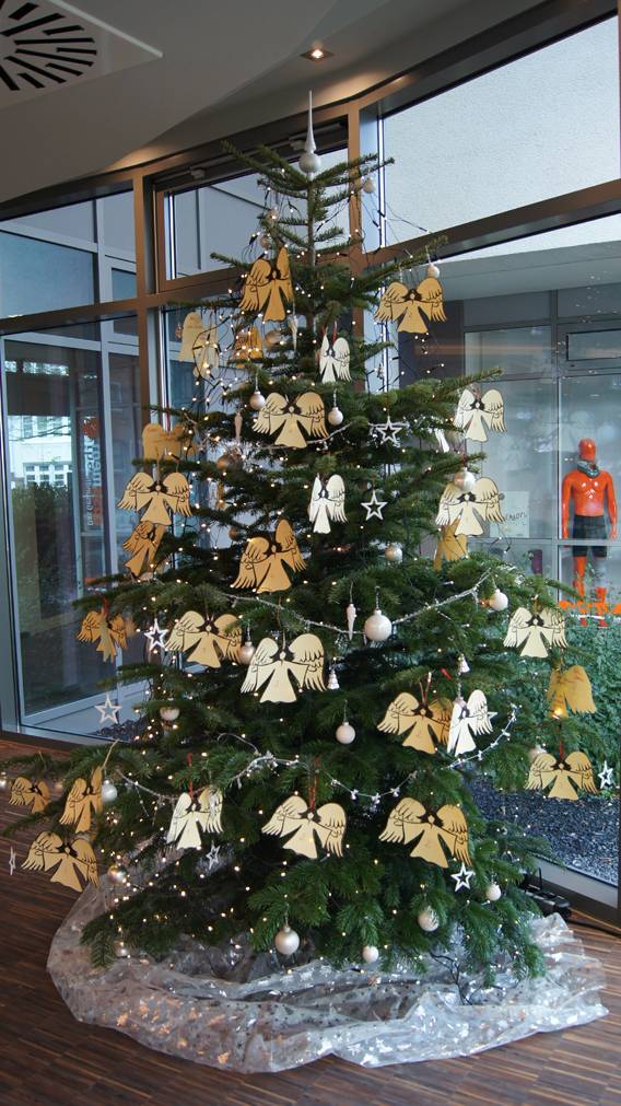 Ein Baum mit Kinderwünschen steht im EVK Mettmann