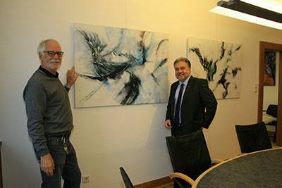 Lothar Weuthens Bilder schmücken das Büro des Bürgermeisters