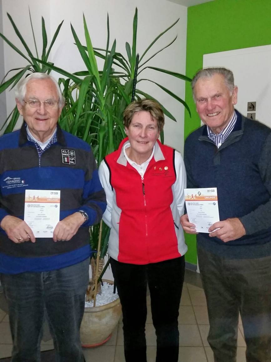  Gisela Winzer gratulierte Egon Lehmann und Bruno Hilscher zu ihrem ganz besonderen Jubiläum. 