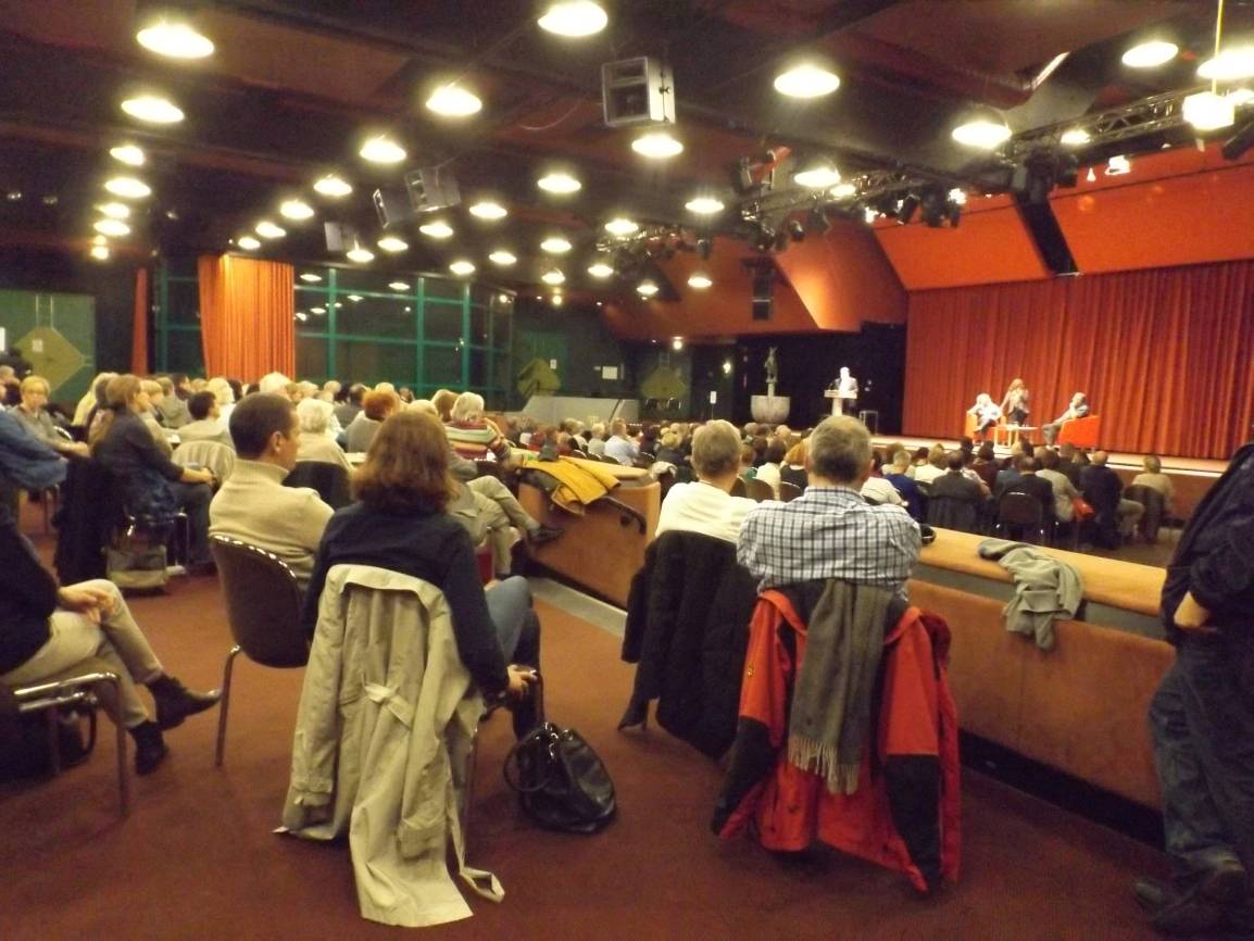  Die Resonanz der Mettmanner für die Informationsveranstaltung der Stadt war sehr groß, so dass noch zusätzliche Sitzgelegenheiten kurzfristig organisiert werden mussten. 