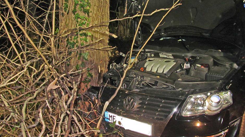 Fahrt endet am Baum