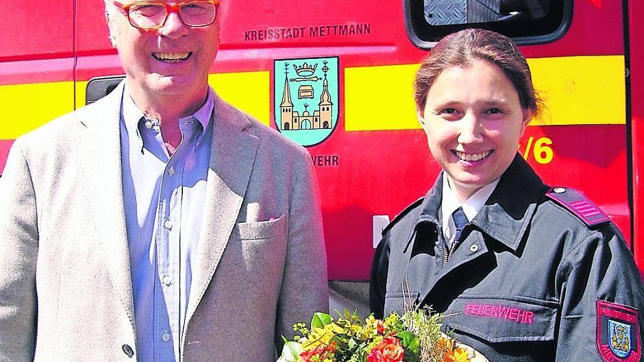  Klaus Sänger vom Bürgerverein Metzkausen hat mit Svenja Kircher das 650. Mitglied begrüßt und mit einem Blumenstrauße geehrt. 