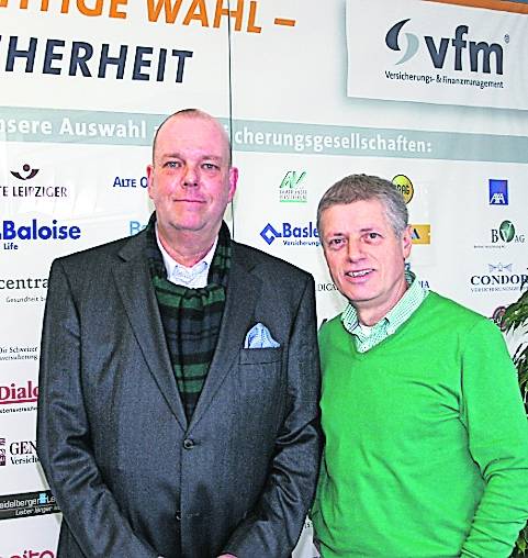  Wolfang Buck (l.) und sein Mitarbeiter Rudolf Schwarzinger im Metzkausener Büro. 