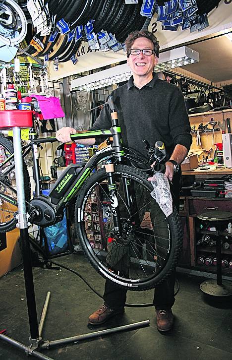  Jörg Leitner baut in seiner Werkstatt ein geliefertes Trek-Rad zusammen. 