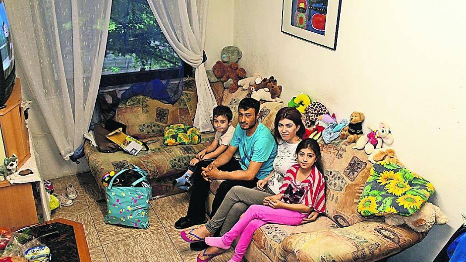  Karen Yengibaryen, seine Frau Miriam sowie Tochter Nune und Sohn Arsen müssen auf engstem Raum zusammen mit anderen Flüchtlingen „hausen“. 