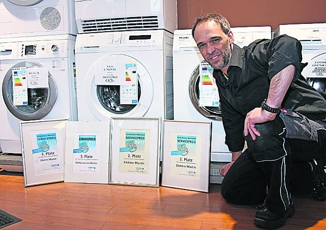  Daniel Martin vor seinen Servicepreis-Urkunden. 