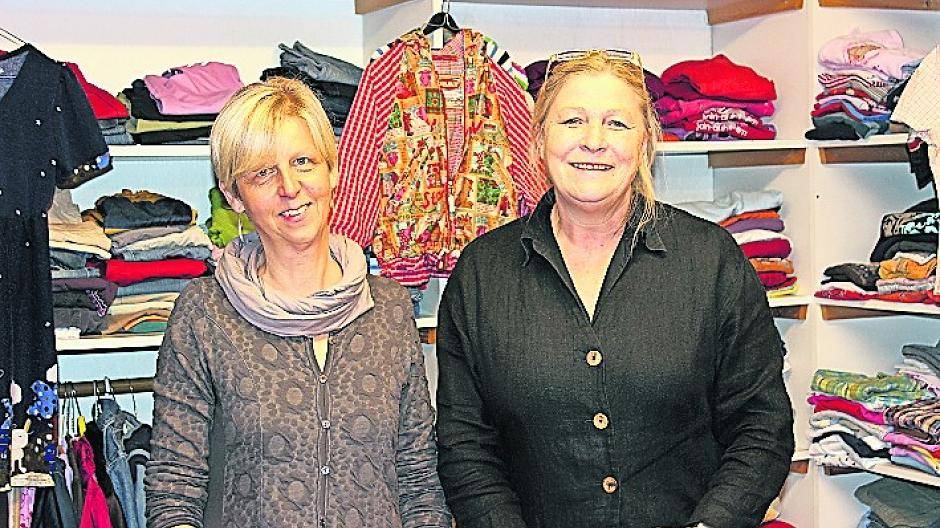  Anke Krick und Sylvia Nelskamp-El Mohammed im Kleiderladen des Ortsverbandes Mettmann. 